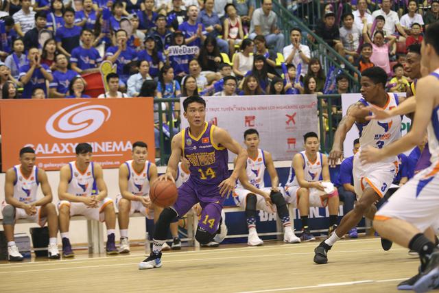 Kh&aacute;n giả S&agrave;i th&agrave;nh vỡ &ograve;a với m&agrave;n ngược d&ograve;ng kh&oacute; tin đưa HCMC Wings v&agrave;o chung kết VBA 2016 - Ảnh 5.
