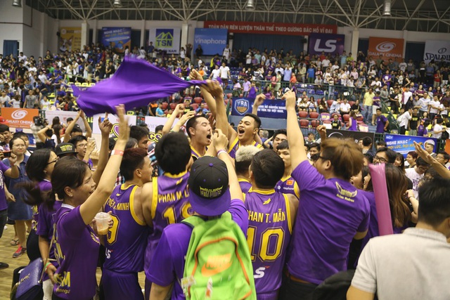 Kh&aacute;n giả S&agrave;i th&agrave;nh vỡ &ograve;a với m&agrave;n ngược d&ograve;ng kh&oacute; tin đưa HCMC Wings v&agrave;o chung kết VBA 2016 - Ảnh 9.