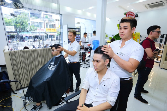 Sài Gòn: Hàng trăm bạn trẻ “lột xác” với salon tóc nam 30Shine - Ảnh 3.