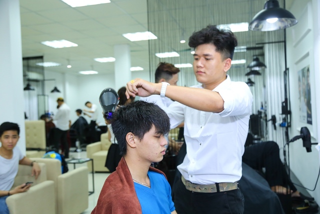 Sài Gòn: Hàng trăm bạn trẻ “lột xác” với salon tóc nam 30Shine - Ảnh 4.