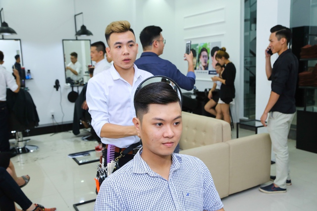 Sài Gòn: Hàng trăm bạn trẻ “lột xác” với salon tóc nam 30Shine - Ảnh 5.