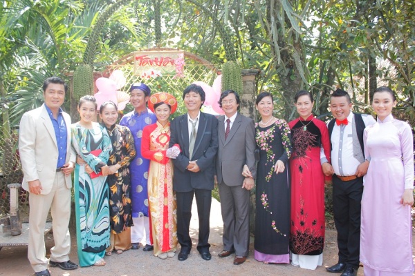 L&yacute; H&ugrave;ng bỏ vợ gi&agrave;u về qu&ecirc; cắm c&acirc;u 1