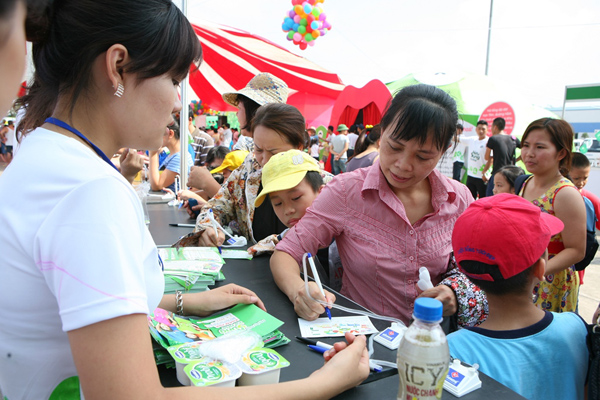 B&eacute; h&agrave;o hứng tham quan 