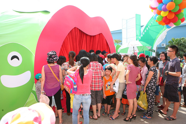 B&eacute; h&agrave;o hứng tham quan 