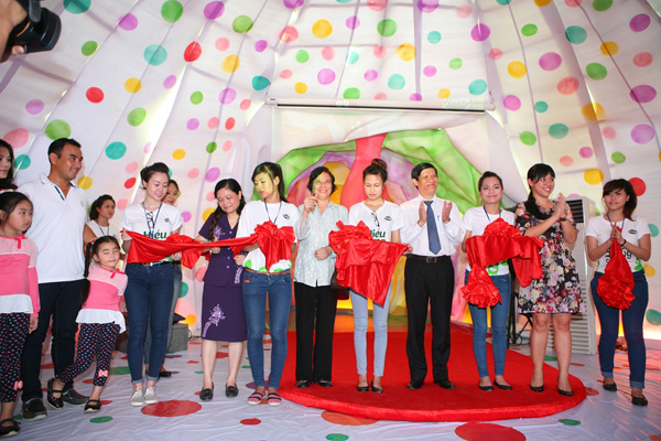 B&eacute; h&agrave;o hứng tham quan 