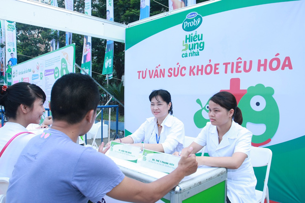 B&eacute; h&agrave;o hứng tham quan 