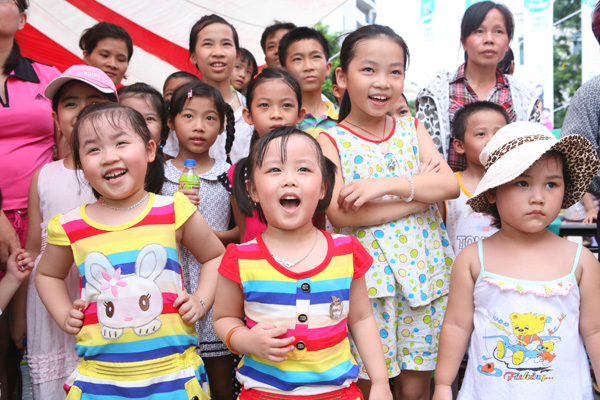 B&eacute; h&agrave;o hứng tham quan 