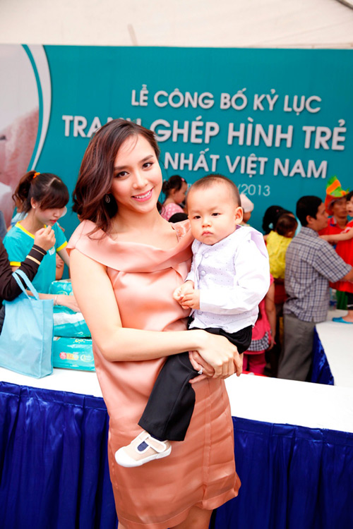 Thi&ecirc;n L&yacute; khoe qu&yacute; tử tại Lễ c&ocirc;ng bố bức tranh gh&eacute;p kỷ lục Việt Nam 2