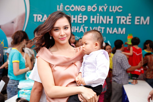 Thi&ecirc;n L&yacute; khoe qu&yacute; tử tại Lễ c&ocirc;ng bố bức tranh gh&eacute;p kỷ lục Việt Nam 3