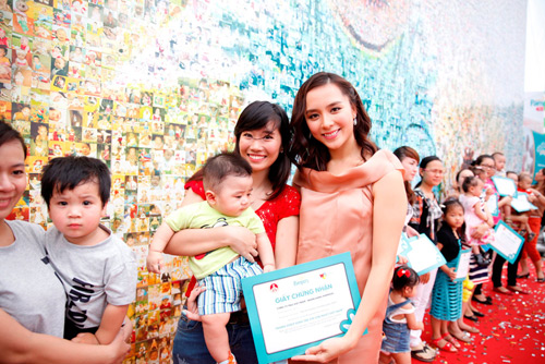 Thi&ecirc;n L&yacute; khoe qu&yacute; tử tại Lễ c&ocirc;ng bố bức tranh gh&eacute;p kỷ lục Việt Nam 8