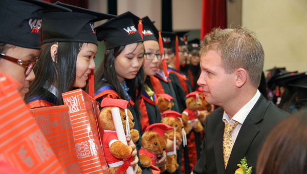 Anh Văn Hội Việt Mỹ trao chứng chỉ Cambridge Flyers & KET cho 649 học viên 2