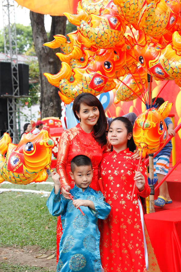 Mai Thu Huyền cùng các con du xuân tại Hội Tết truyền thống 2014 10