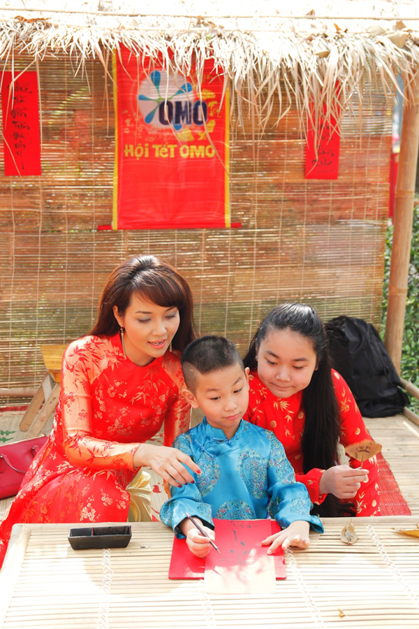 Mai Thu Huyền cùng các con du xuân tại Hội Tết truyền thống 2014 1
