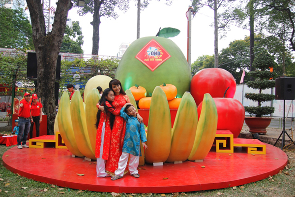 Mai Thu Huyền cùng các con du xuân tại Hội Tết truyền thống 2014 3