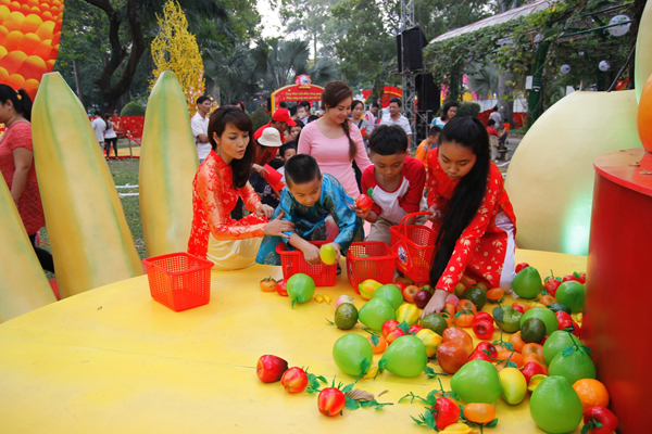 Mai Thu Huyền cùng các con du xuân tại Hội Tết truyền thống 2014 4