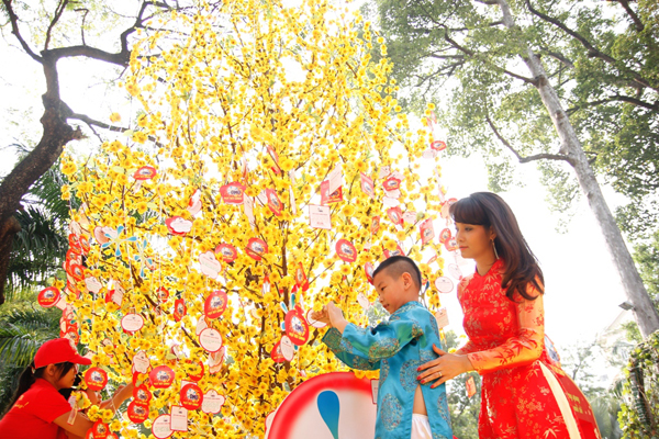 Mai Thu Huyền cùng các con du xuân tại Hội Tết truyền thống 2014 7
