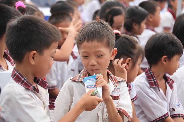 Vinamilk trao gần 77.000 ly sữa cho trẻ em Bến Tre 18