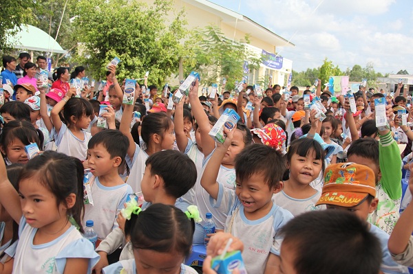 Vinamilk trao gần 77.000 ly sữa cho trẻ em Bến Tre 17