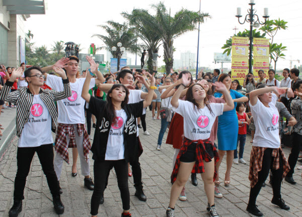 Hơn 200 người nhảy Flashmob gây quỹ giúp đỡ trẻ em đến trường 1