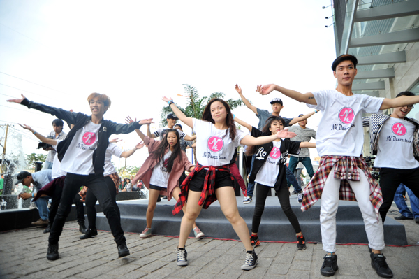 Hơn 200 người nhảy Flashmob gây quỹ giúp đỡ trẻ em đến trường 3