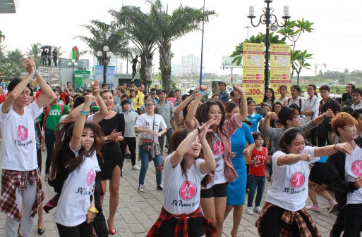 Hơn 200 người nhảy Flashmob gây quỹ giúp đỡ trẻ em đến trường 2