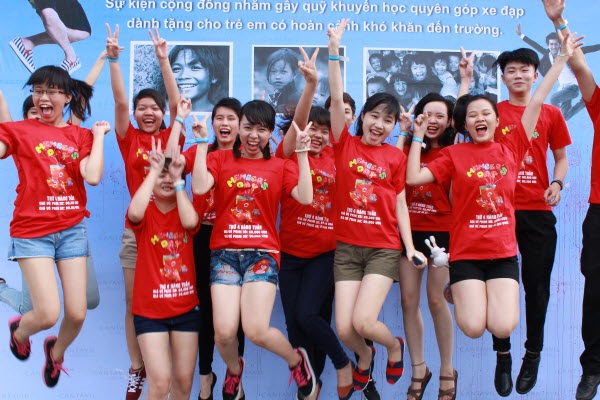 Hơn 200 người nhảy Flashmob gây quỹ giúp đỡ trẻ em đến trường 9