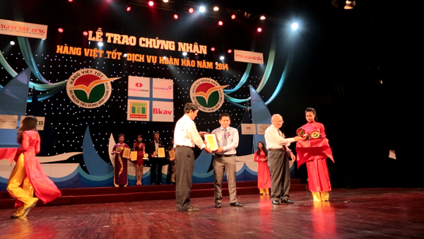 Dạ Hương vinh dự nhận giải thưởng “Hàng Việt tốt – Dịch vụ hoàn hảo 2014” 1