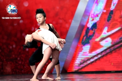Cô bé 9 tuổi  chinh phục cả 4 vị giám khảo Got Talent 2