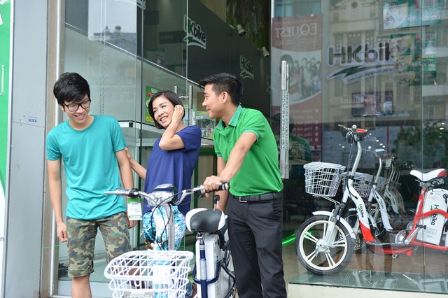 Bắt gặp Mỹ Linh “săn” xe đạp điện pin khủng cho con 5
