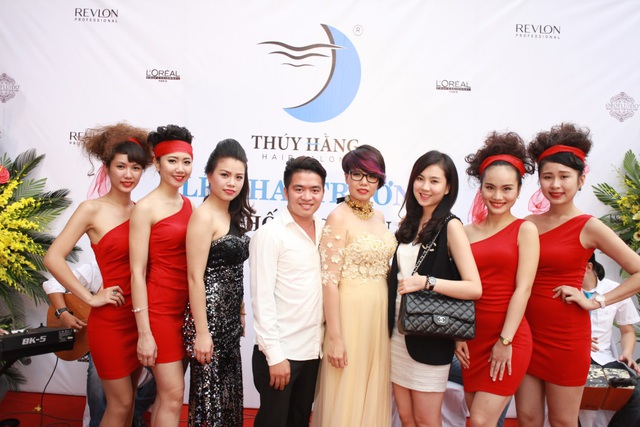 Theo chân MC Mai Ngọc, người đẹp Trương Tùng Lan tìm salon làm tóc uy tín 1