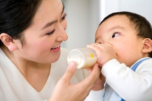 Những lưu ý khi cho trẻ uống sữa bột 1