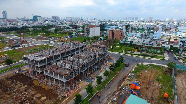 Lô C - Nhà liên kế vườn Sari của dự án Jamona Golden Silk đang xây đến tầng 4.