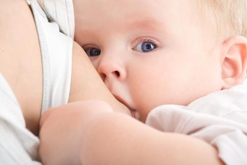 Bú đủ no trước khi ngủ giúp bé ngủ ngon