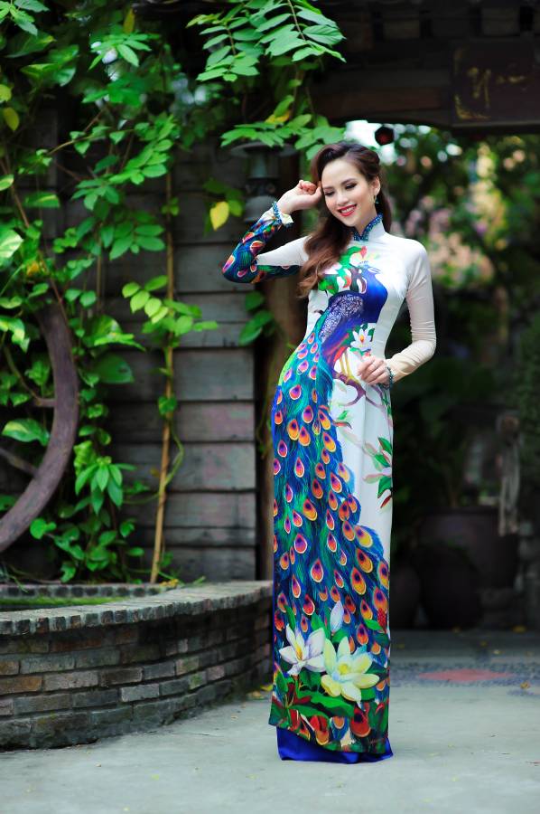 Hoa hậu Diễm Hương khoe sắc với áo dài mang phong cách hội họa - Ảnh 3.
