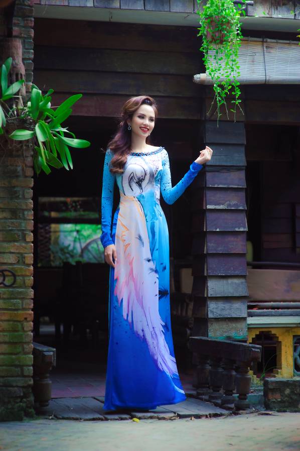 Hoa hậu Diễm Hương khoe sắc với áo dài mang phong cách hội họa - Ảnh 4.