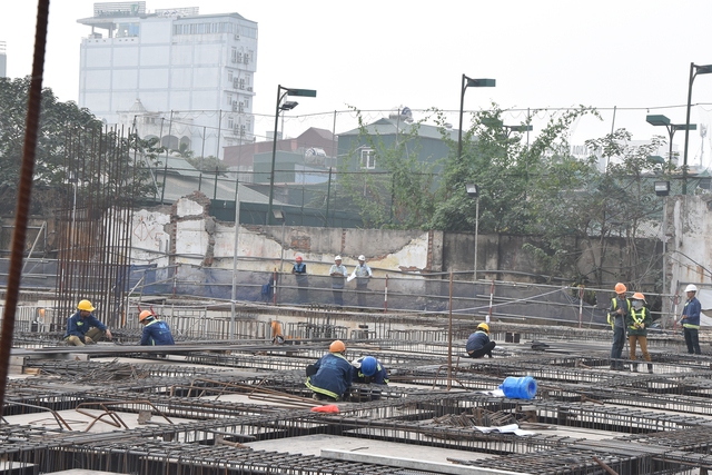 Các công nhân thi công tòa Summer 2.