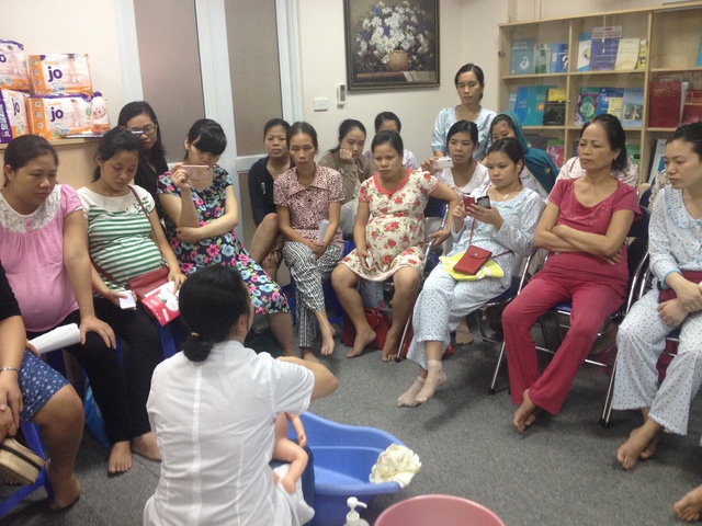 Một buổi học CLB Amie - Việt Sing hướng dẫn phương pháp chăm sóc vệ sinh cho bé yêu.