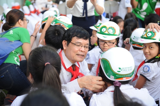 Bệnh viện Thu Cúc tặng miễn phí 20.000 mũ bảo hiểm cho học sinh tiểu học - Ảnh 3.