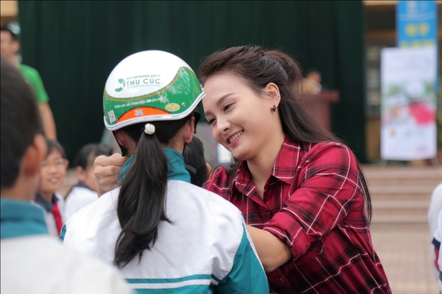 Bệnh viện Thu Cúc tặng miễn phí 20.000 mũ bảo hiểm cho học sinh tiểu học - Ảnh 4.