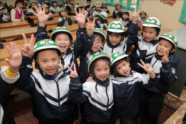 Bệnh viện Thu Cúc tặng miễn phí 20.000 mũ bảo hiểm cho học sinh tiểu học - Ảnh 9.