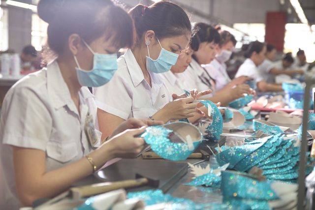 Cận cảnh nhà máy sản xuất bộ sưu tập giày đầu tiên của thương hiệu Việt và Disney - Ảnh 7.
