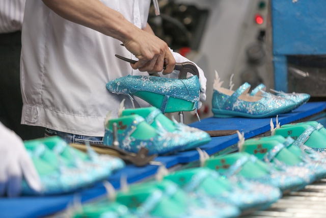 Cận cảnh nhà máy sản xuất bộ sưu tập giày đầu tiên của thương hiệu Việt và Disney - Ảnh 9.