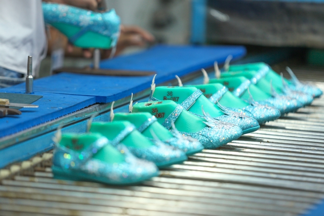 Cận cảnh nhà máy sản xuất bộ sưu tập giày đầu tiên của thương hiệu Việt và Disney - Ảnh 10.