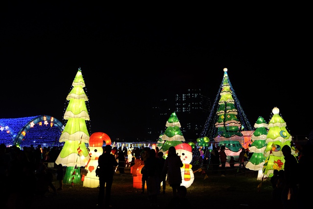 Bật mí Giáng sinh cực chất với tập đoàn ông già Noel tại lễ hội đèn lồng khổng lồ - Ảnh 2.