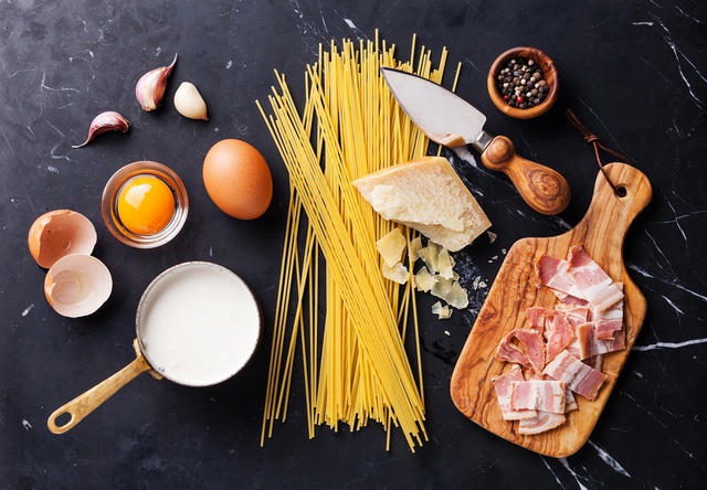 Thưởng thức ẩm thực Ý với Spaghetti sốt Carbonara thơm lừng - Ảnh 1.