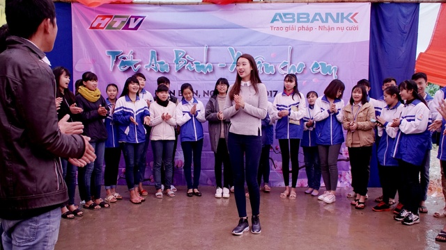 Hoa hậu Đỗ Mỹ Linh góp xuân cho học sinh vùng cao - Ảnh 3.