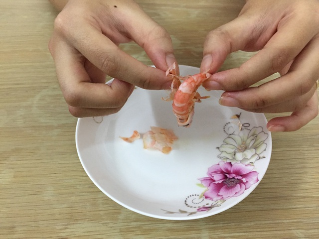 Đập hộp T&ocirc;m Bắc Cực: M&oacute;n lạ khiến b&agrave; nội trợ x&ocirc;n xao - Ảnh 4.