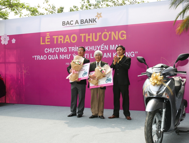 Hơn 100 kh&aacute;ch h&agrave;ng nhận qu&agrave; như &yacute; từ Bắc &Aacute; Bank - Ảnh 2.