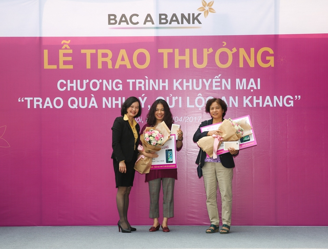 Hơn 100 kh&aacute;ch h&agrave;ng nhận qu&agrave; như &yacute; từ Bắc &Aacute; Bank - Ảnh 3.
