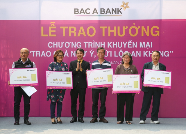 Hơn 100 kh&aacute;ch h&agrave;ng nhận qu&agrave; như &yacute; từ Bắc &Aacute; Bank - Ảnh 5.